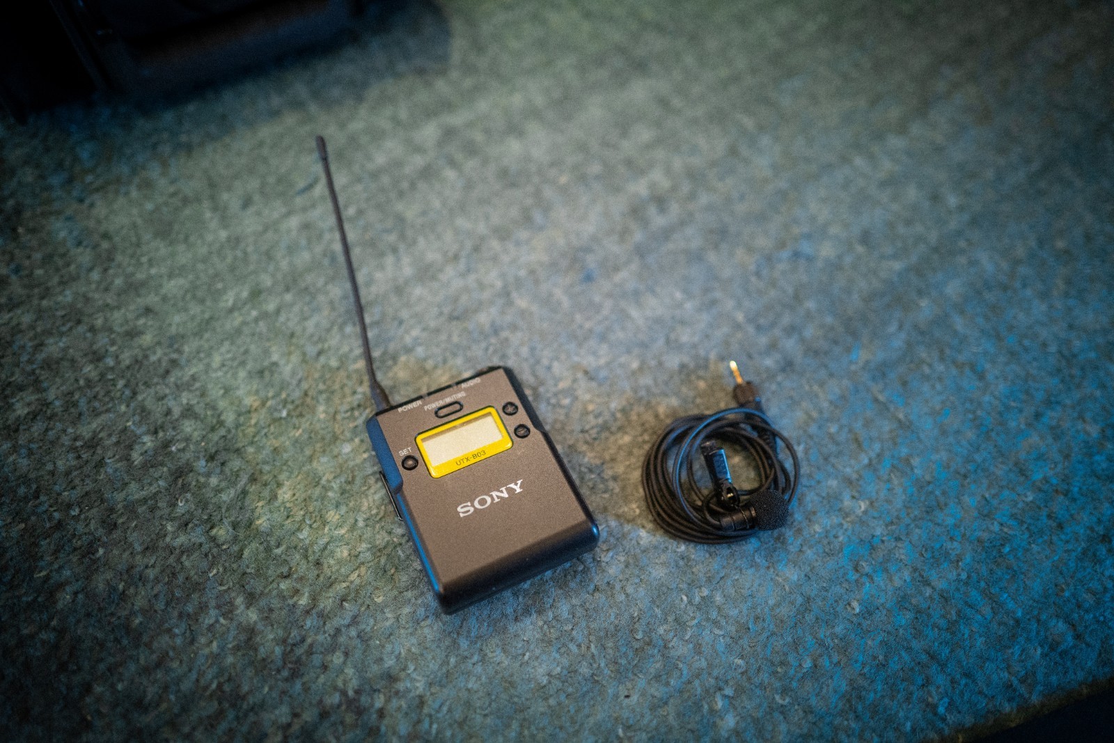 Sony UWP-D16 Camera-Mount Wireless Combo Lavalier Microphone System