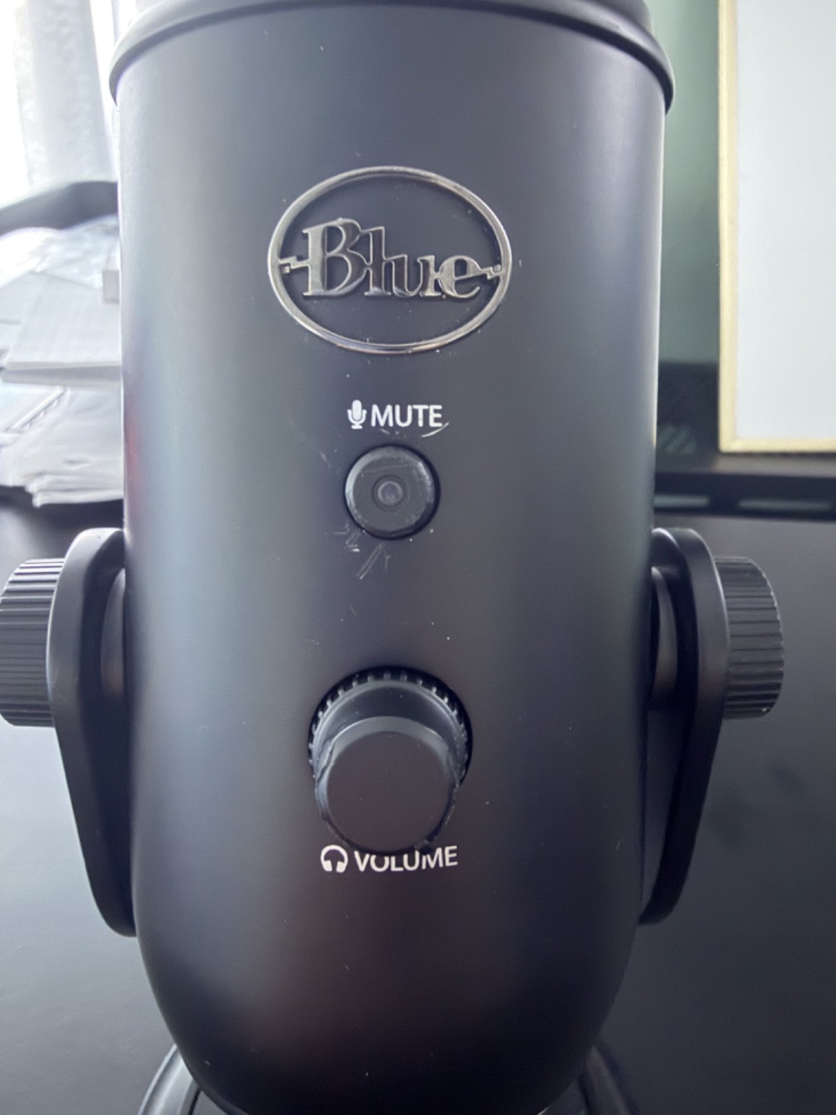 Blue Yeti Premium Multi-Pattern USB Microphone – Blackout (SEE DESCRIPTION)