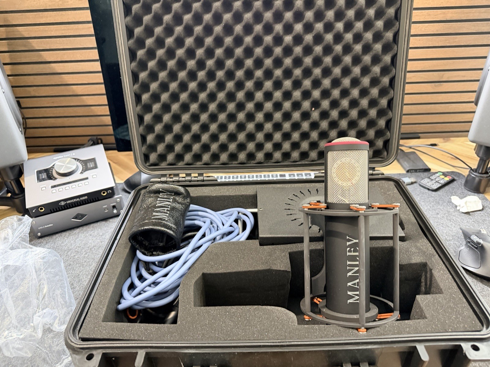 Manley Reference Condenser Mic Wired XLR w/ Shock Mount Hard Case Cables PSU