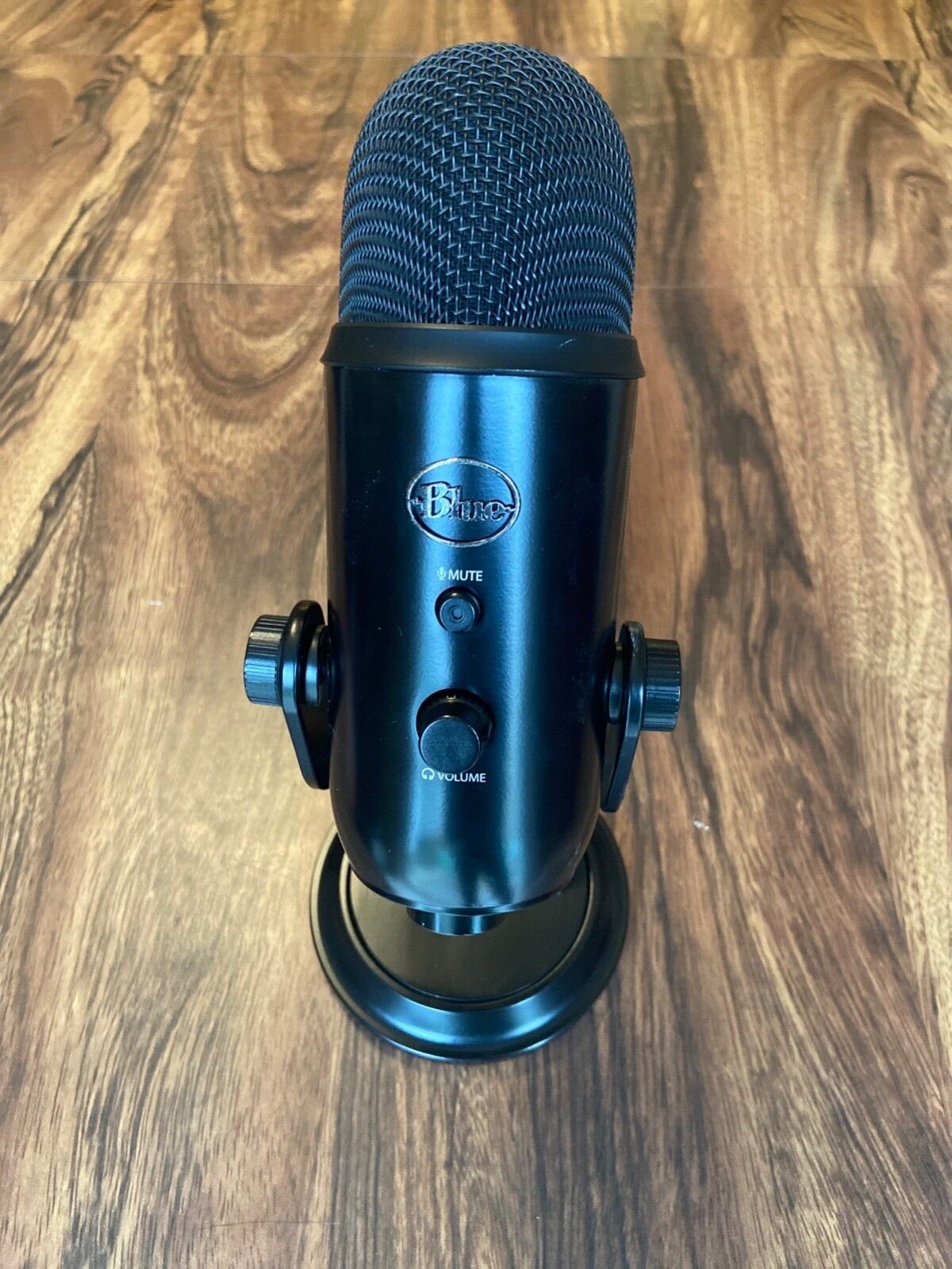 Blue Yeti USB Microphone – Black, with stands and cords, great used condition
