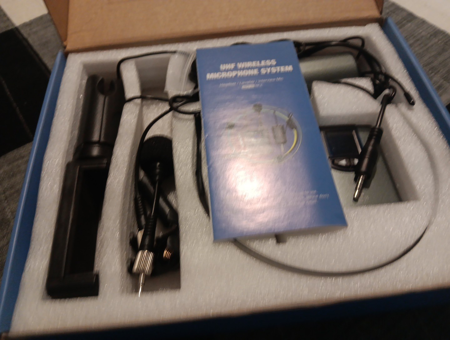 YIHAIONLY UHF Wireless Headset Microphone System w/ Tripod * NEW OPEN BOX