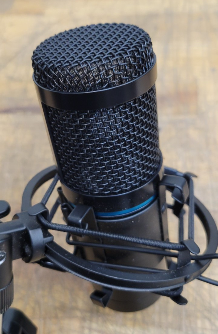 Lot of Headphones and Microphones for Podcasting: Movo and Phillips – USED