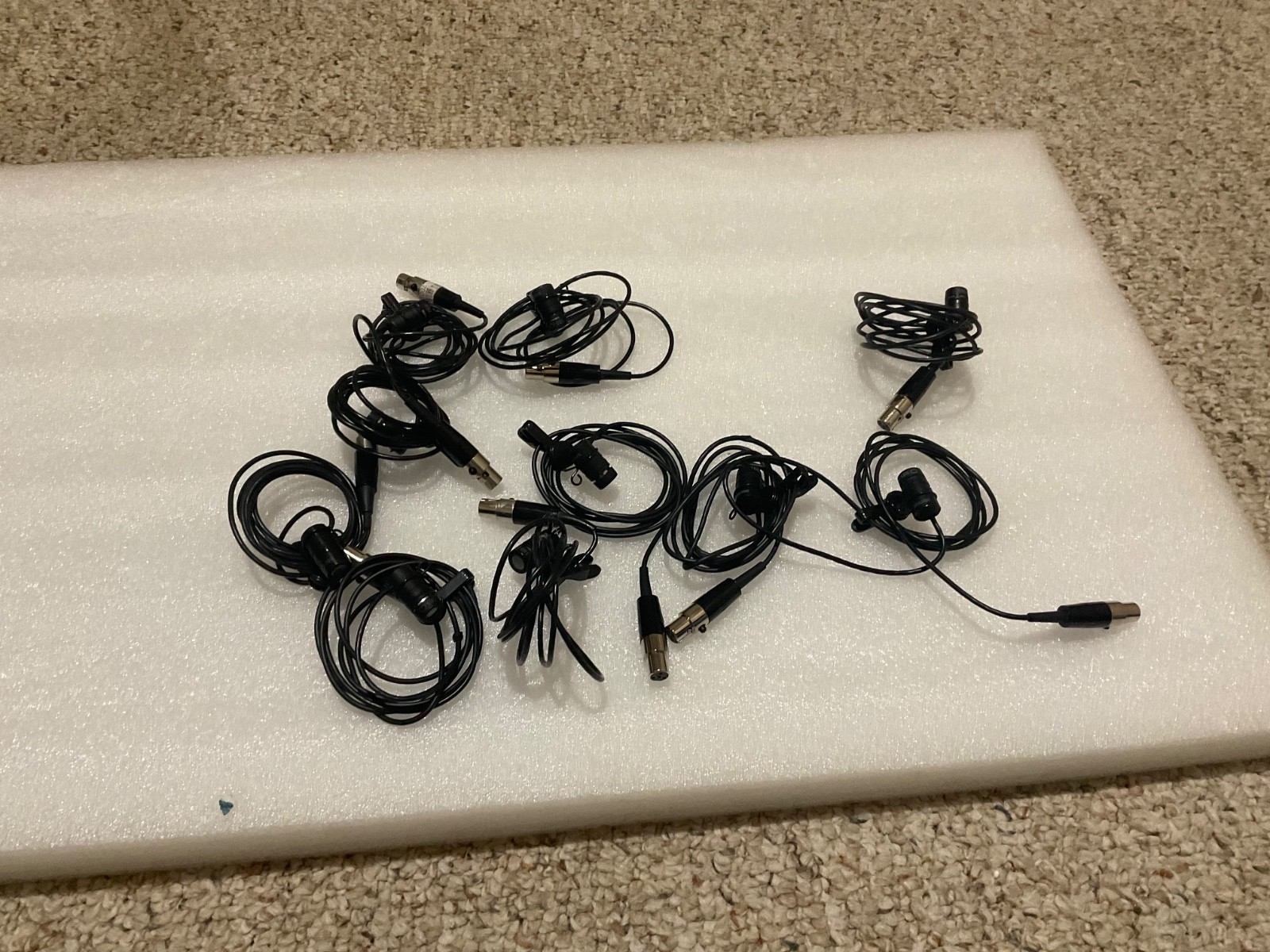 Shure WL185 Cardioid Lavalier Microphone with TA4F Connector Black (Used)[1].