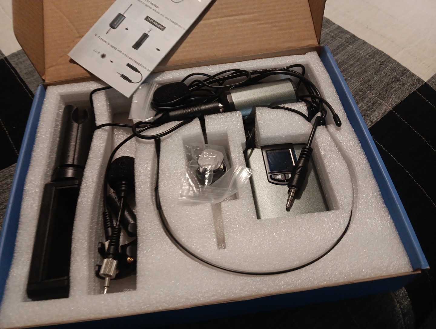 YIHAIONLY UHF Wireless Headset Microphone System w/ Tripod * NEW OPEN BOX
