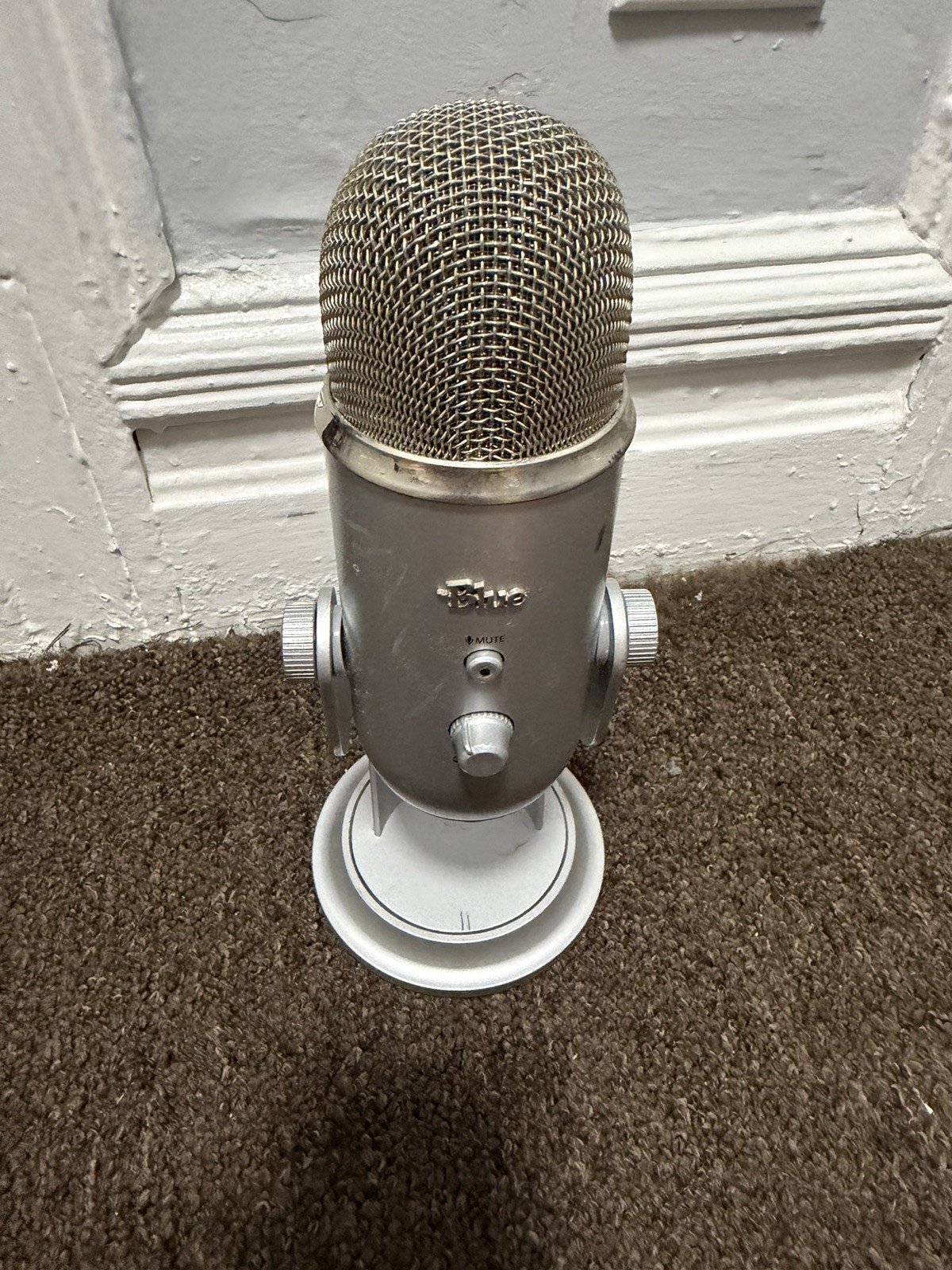 Blue Yeti USB Microphone A00132 Silver Podcast Streaming Mic w/ Stand Good Cond