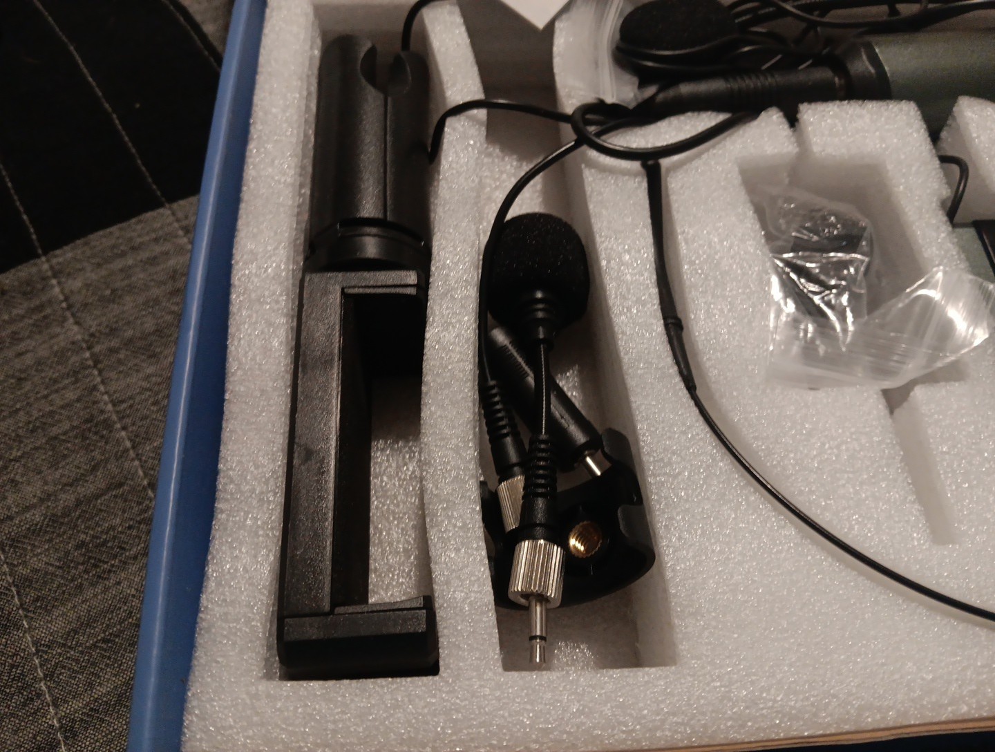 YIHAIONLY UHF Wireless Headset Microphone System w/ Tripod * NEW OPEN BOX