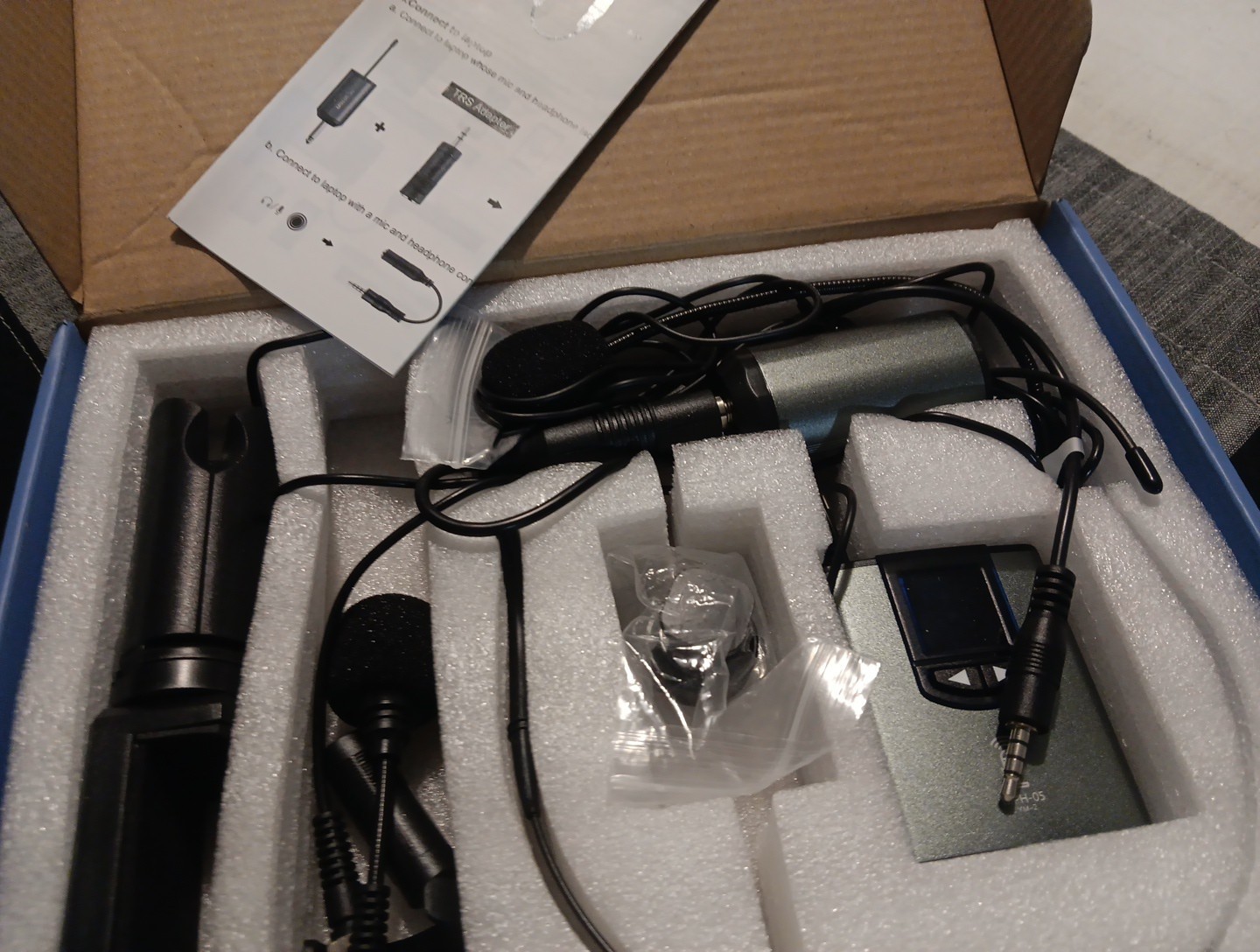 YIHAIONLY UHF Wireless Headset Microphone System w/ Tripod * NEW OPEN BOX