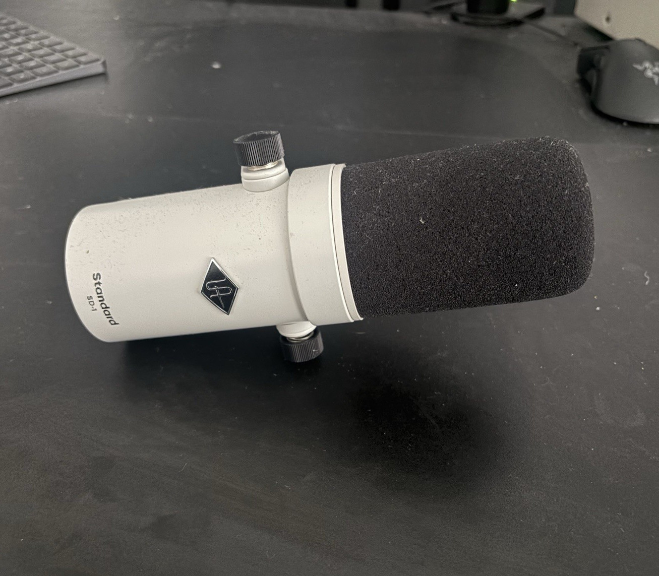 Universal Audio SD-1 Dynamic XLR Wired Cardioid Broadcast Mic Pop Filter White