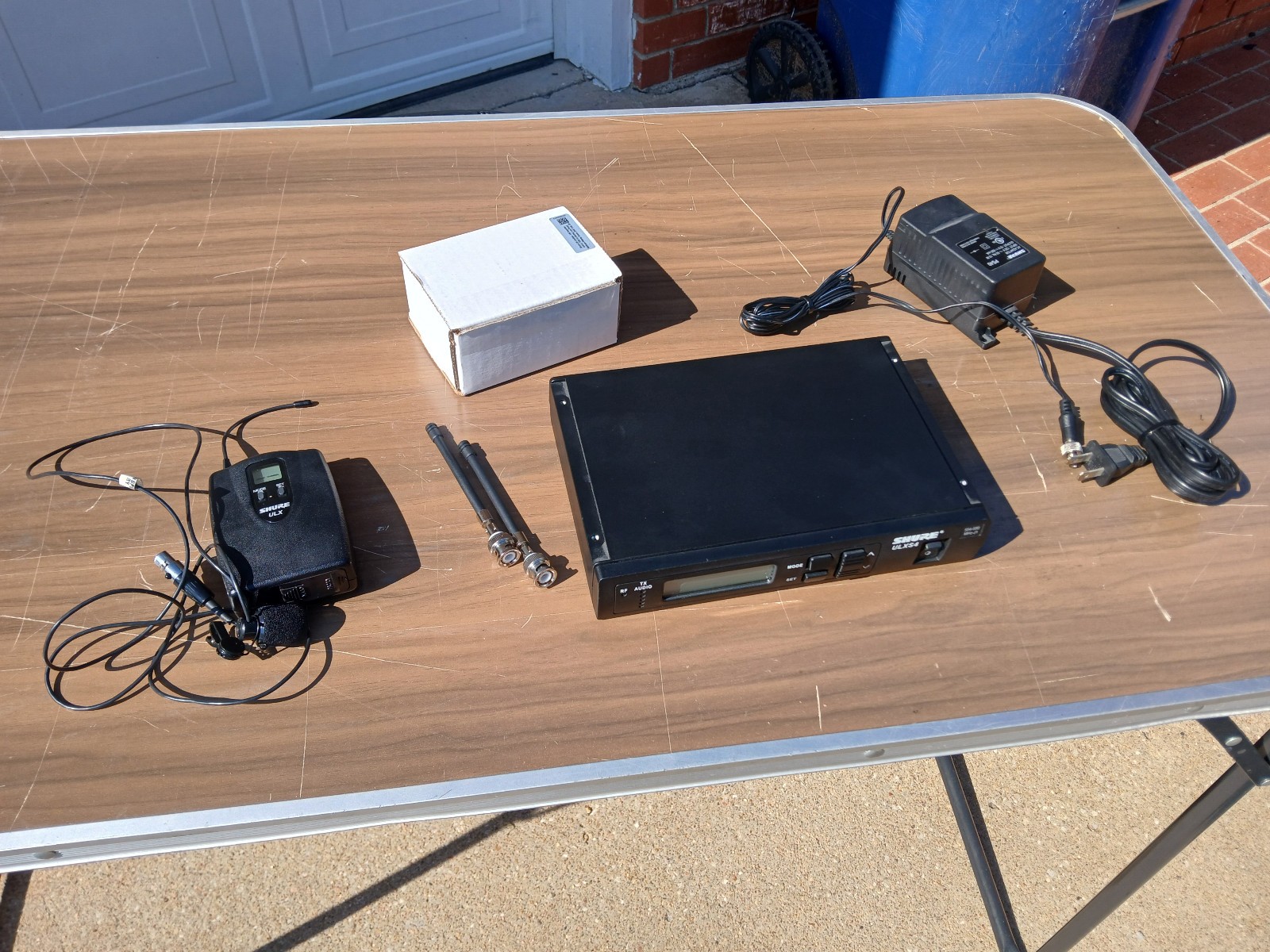 Shure ULXS4 554-590 MHz-J1 Complete System w/WL185 Lavalier Microphone – Used