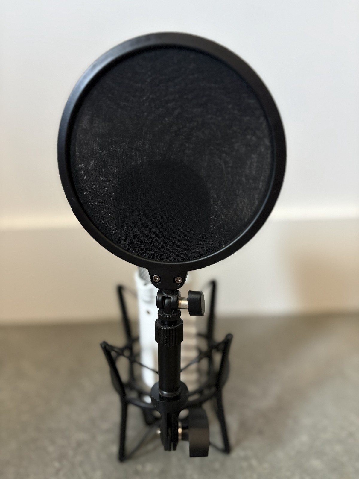 Rode Podcaster USB Microphone White + Shock Mount with Detachable Pop Filter
