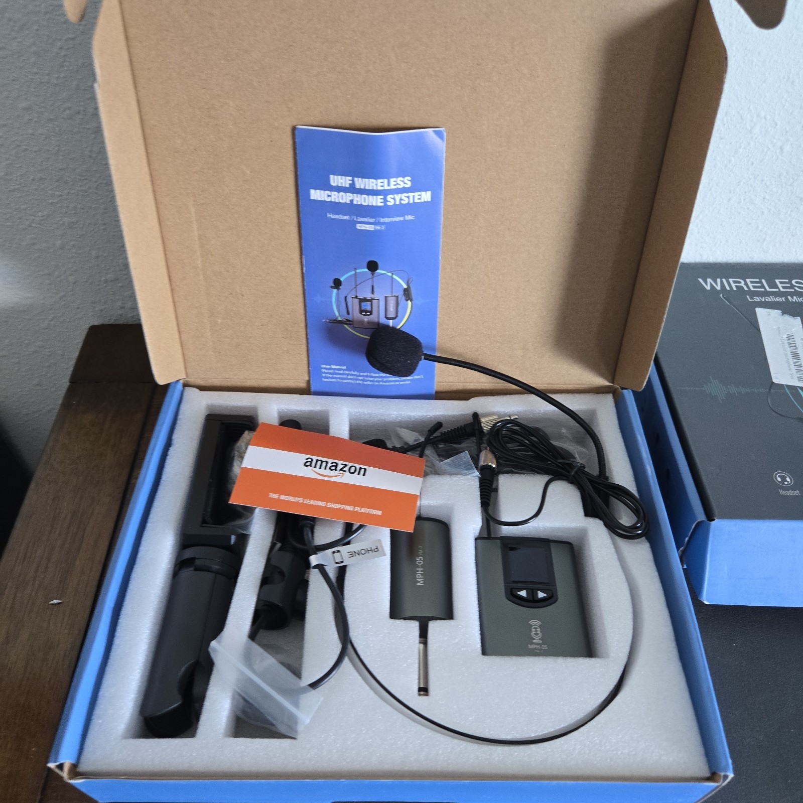 2 MPH-05 YM-2 UHF Wireless Lavalier Microphone System NEW IN BOX w Instructions