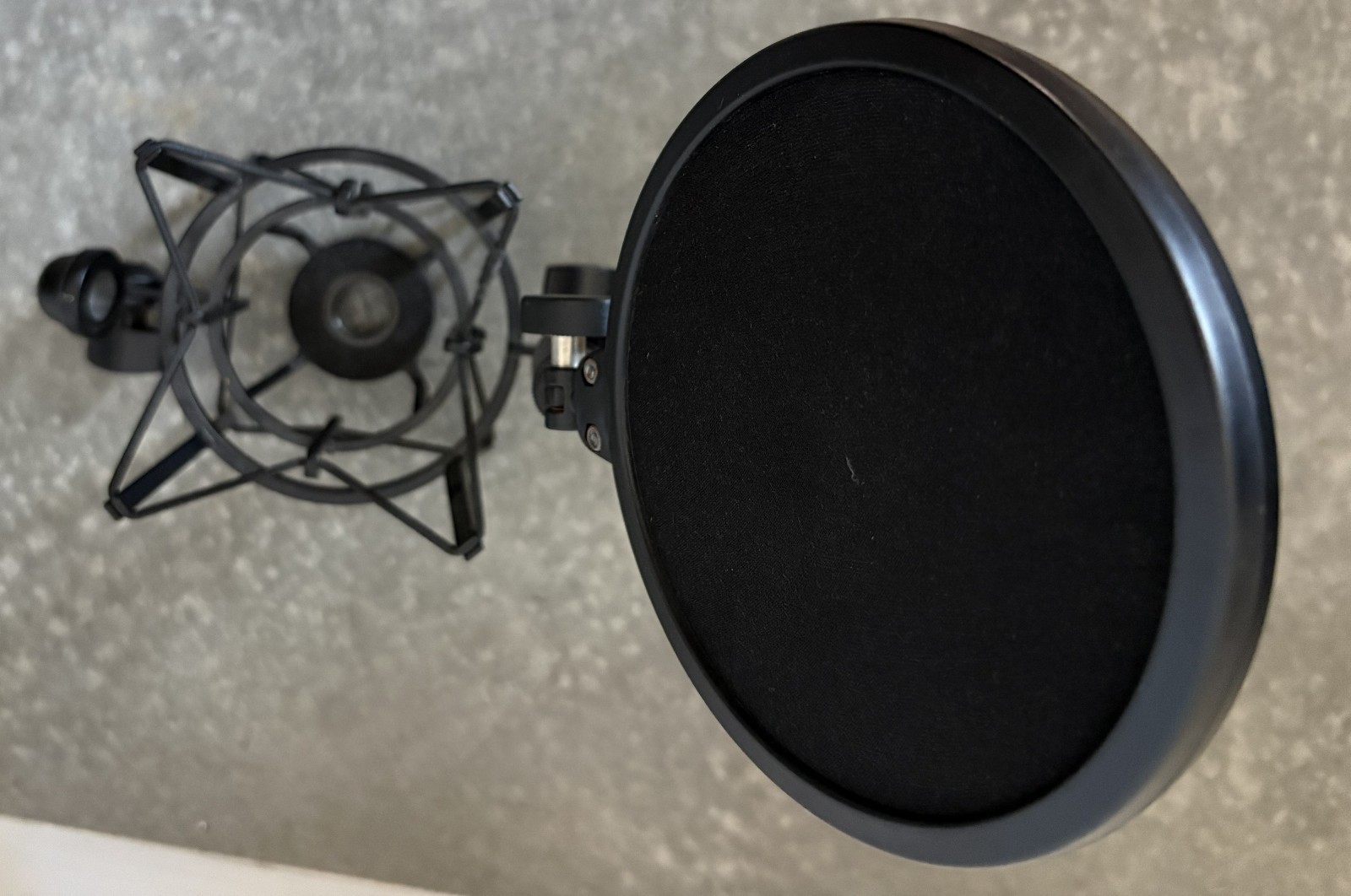 Rode Podcaster USB Microphone White + Shock Mount with Detachable Pop Filter