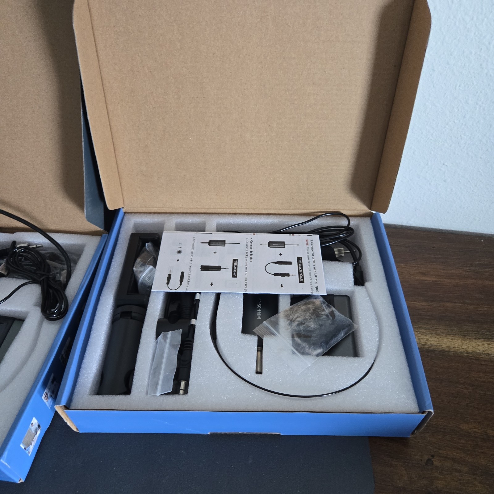 2 MPH-05 YM-2 UHF Wireless Lavalier Microphone System NEW IN BOX w Instructions