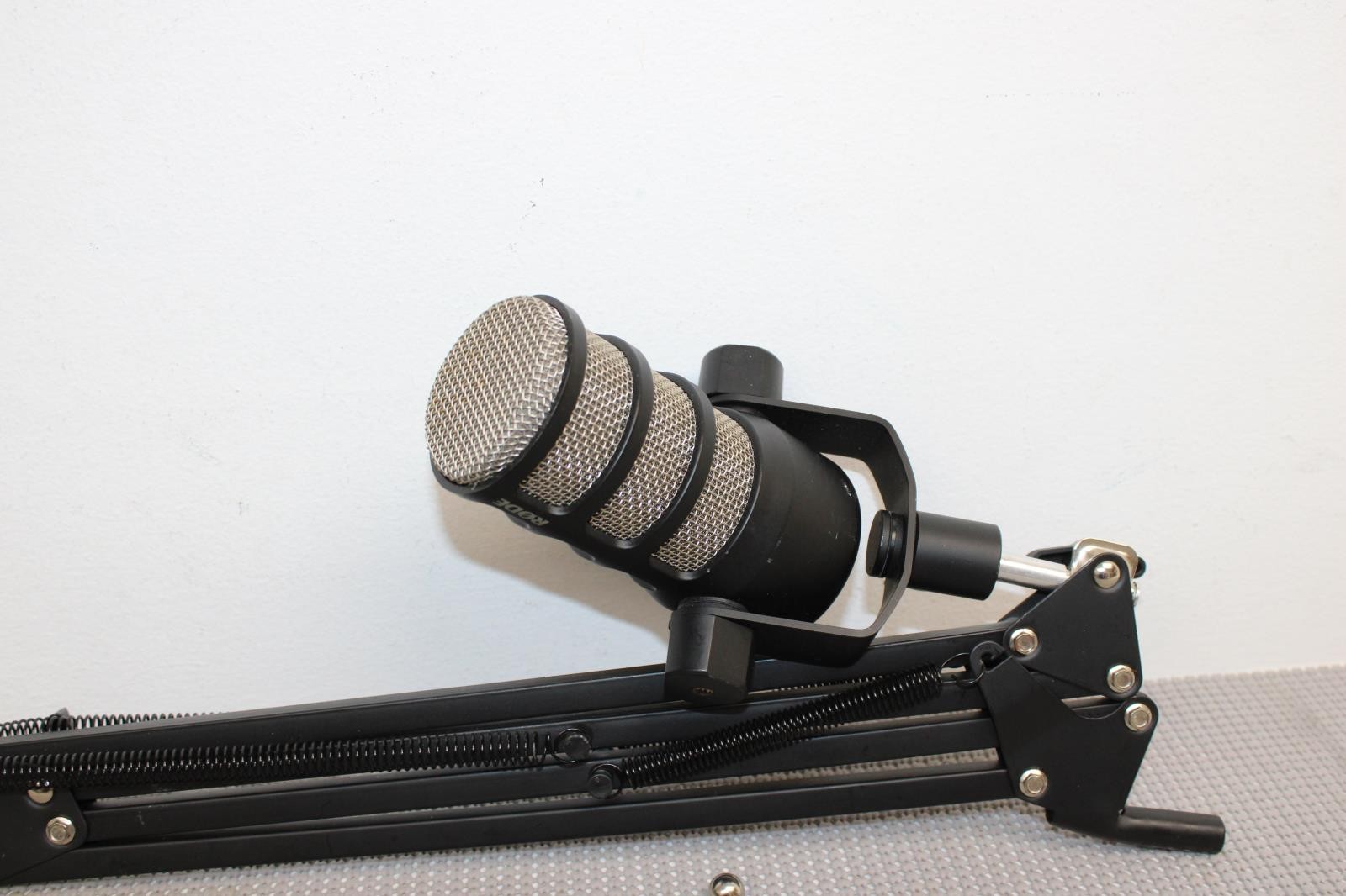 Rode PodMic Dynamic Microphone with Neewer Adjustable Boom Arm For Desk