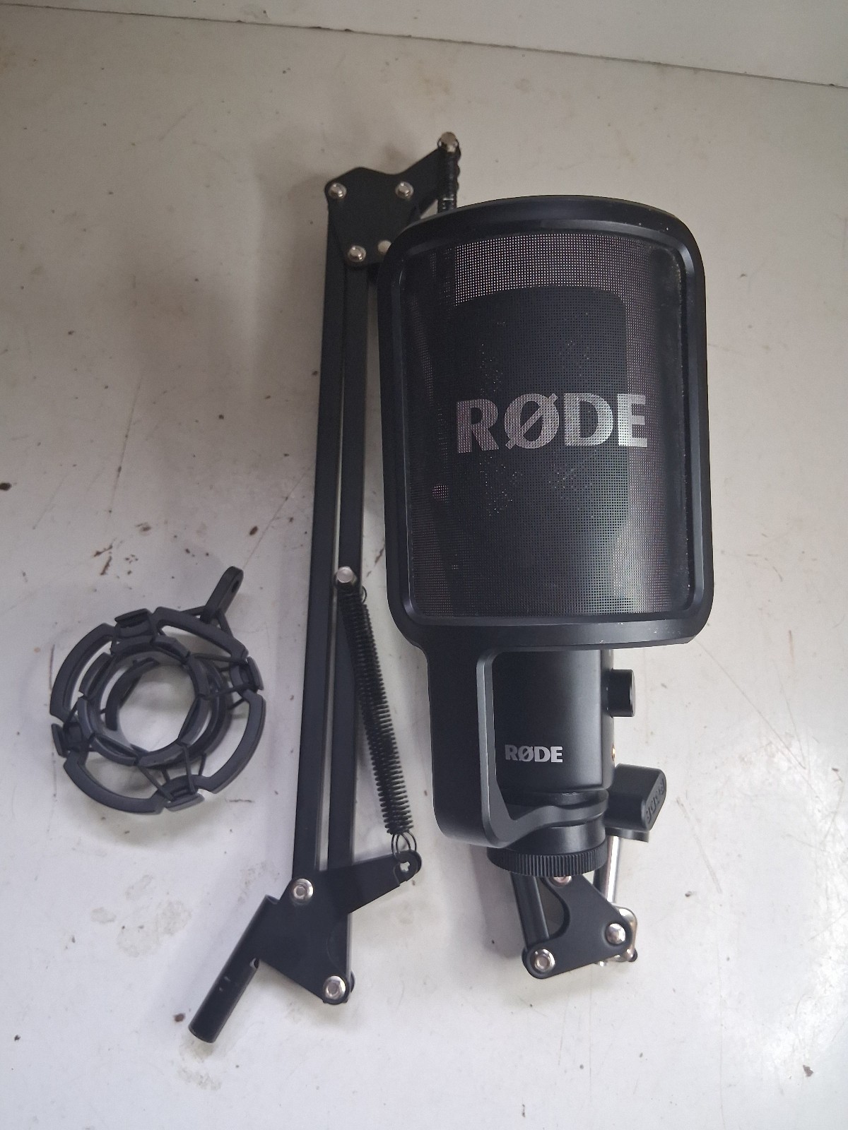 RØDE NT-USB Studio-quality Condenser USB Microphone W/Stand. Missing Clamp