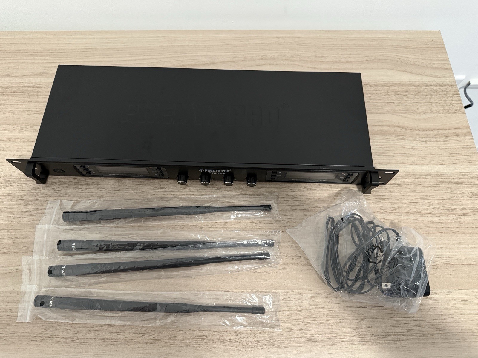 Phenyx Pro PTU-7000 UHF Wireless Mic System 4-Channel Rack Receiver 4 Bodypacks