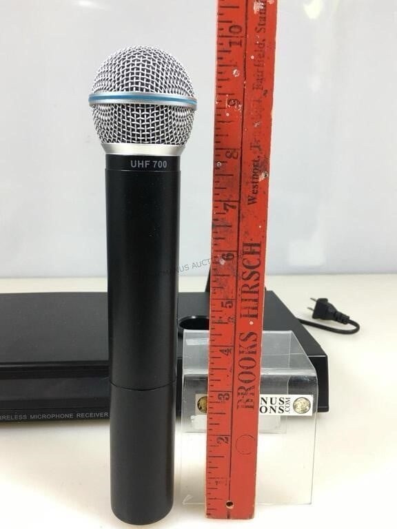 Martin Ranger WM-100 Professional Wireless Microphone Receiver &Two Microphones.