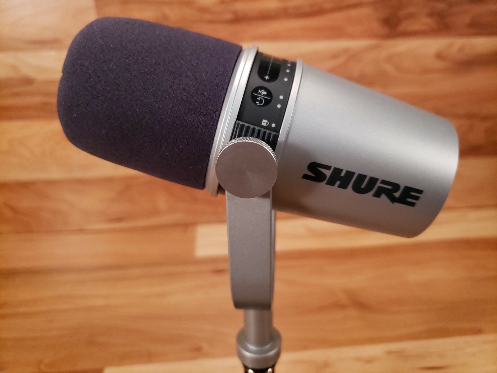 Shure MV7-S Microphone for Podcasting, Streaming & Gaming Silver Free Shipping!