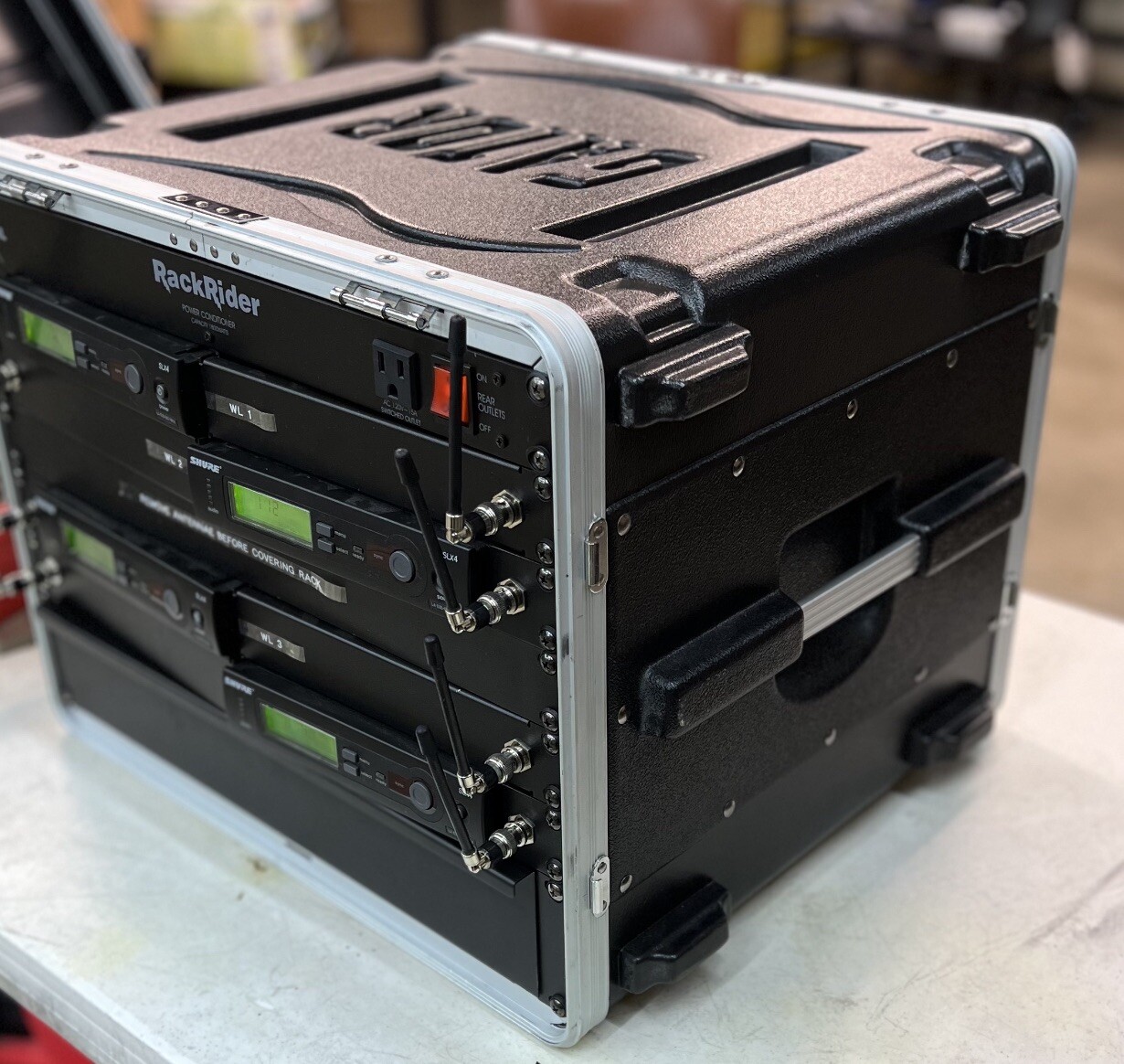 Shure SLX4/Wireless System w/ GATOR Flight Case #2