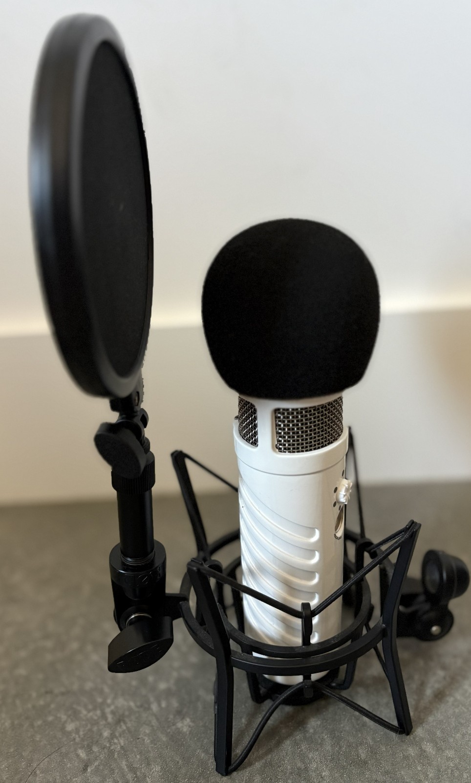 Rode Podcaster USB Microphone White + Shock Mount with Detachable Pop Filter