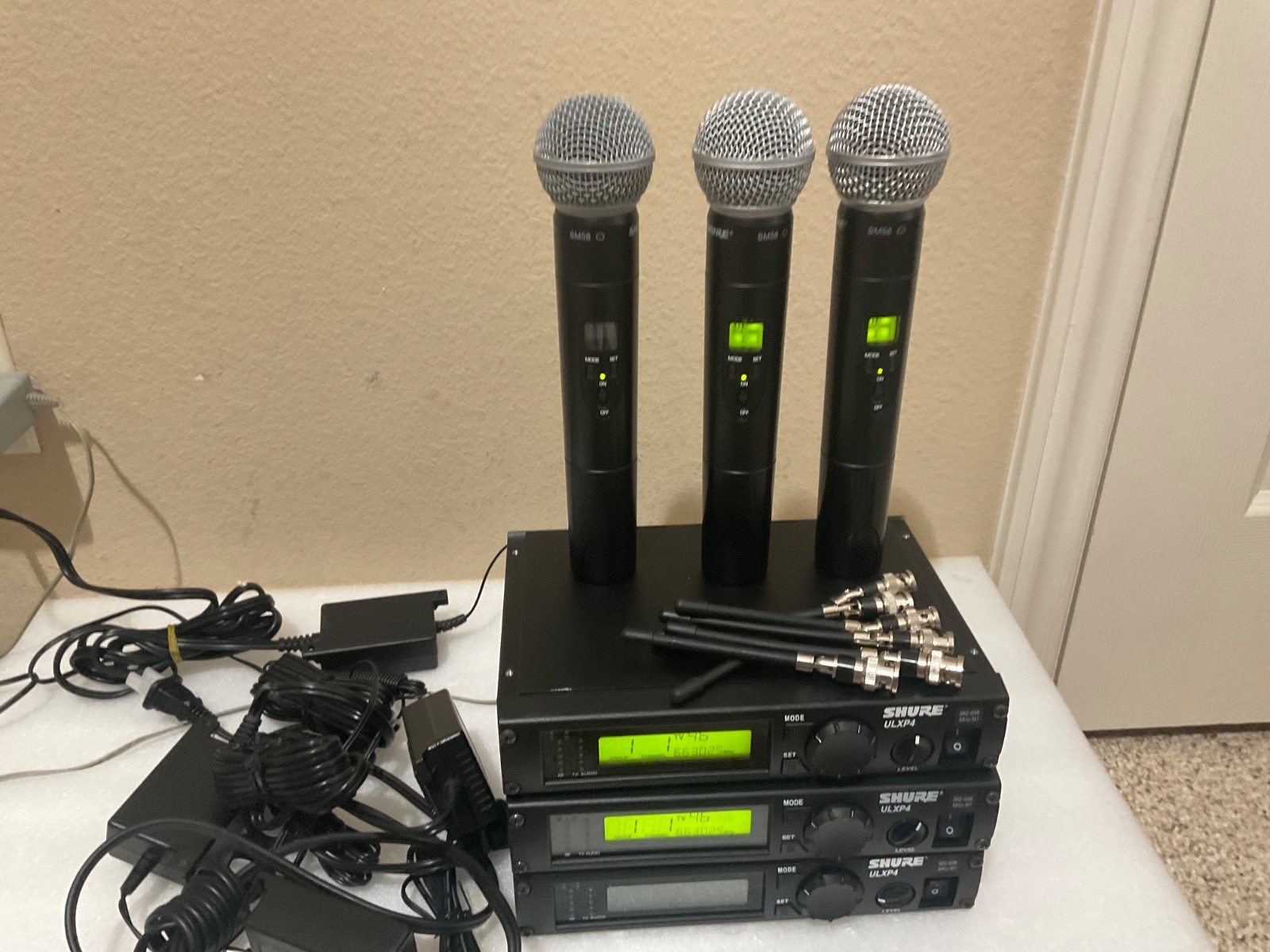 Shure ULXP4 / ULX2-M1 SM58 Wireless Microphone System 662-698MHz.