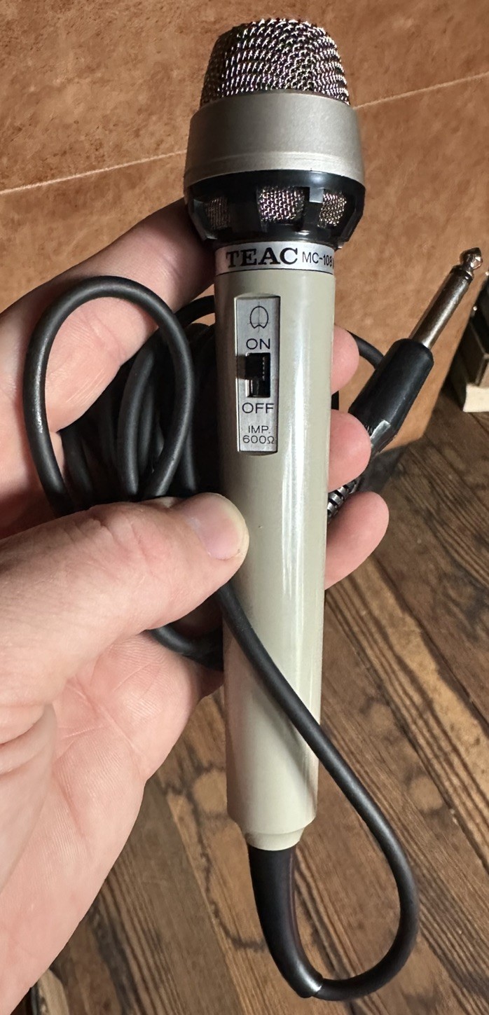 TEAC MC-108 Dynamic Wired Microphone Cardioid Beige On Off 1/4″ Jack Case Japan