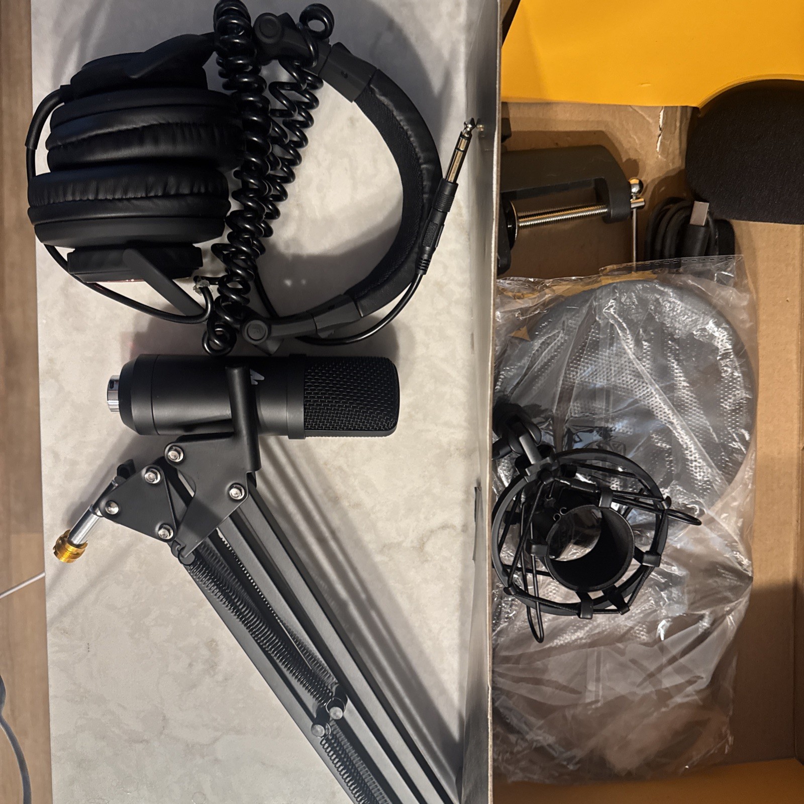 Maono AU-A04 Podcasting Microphone Kit Professional Audio Innovation New In Box