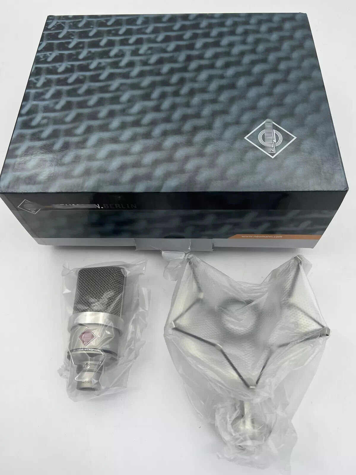 TLM 102 Neumann Large Diaphragm Condenser Microphone NEW Studio Set Shockmount