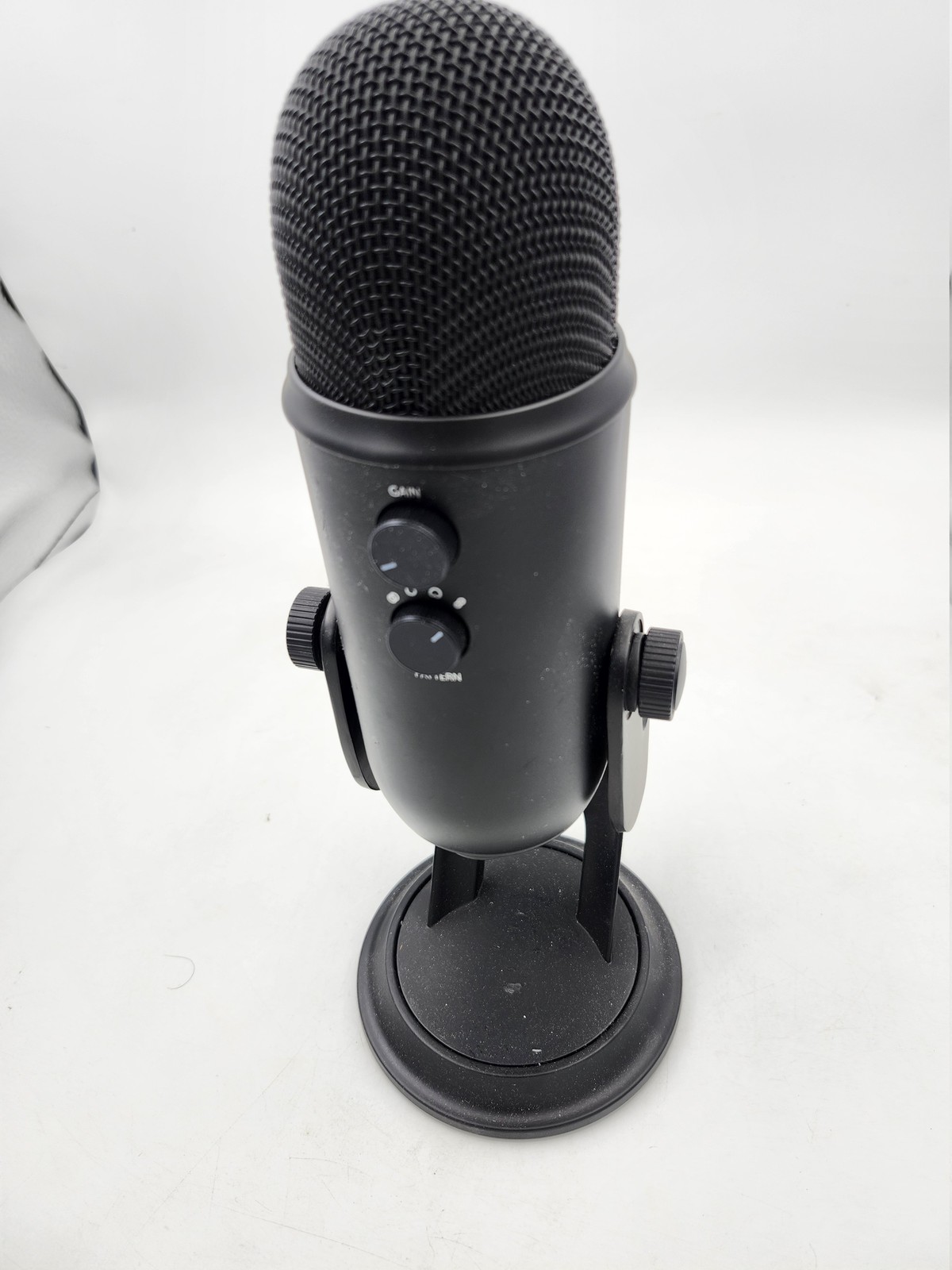 Blue Yeti USB Condenser Microphone Blackout w Stand Gain Control Mute Button