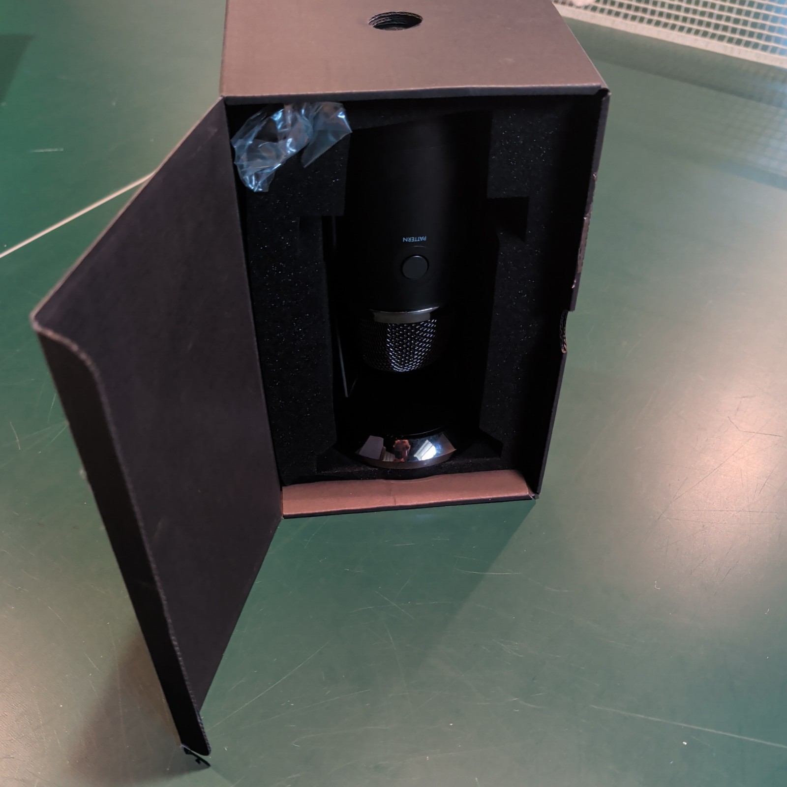 Blue Yeti X USB Condenser Microphone Black – Open Box Streaming Podcast Gaming
