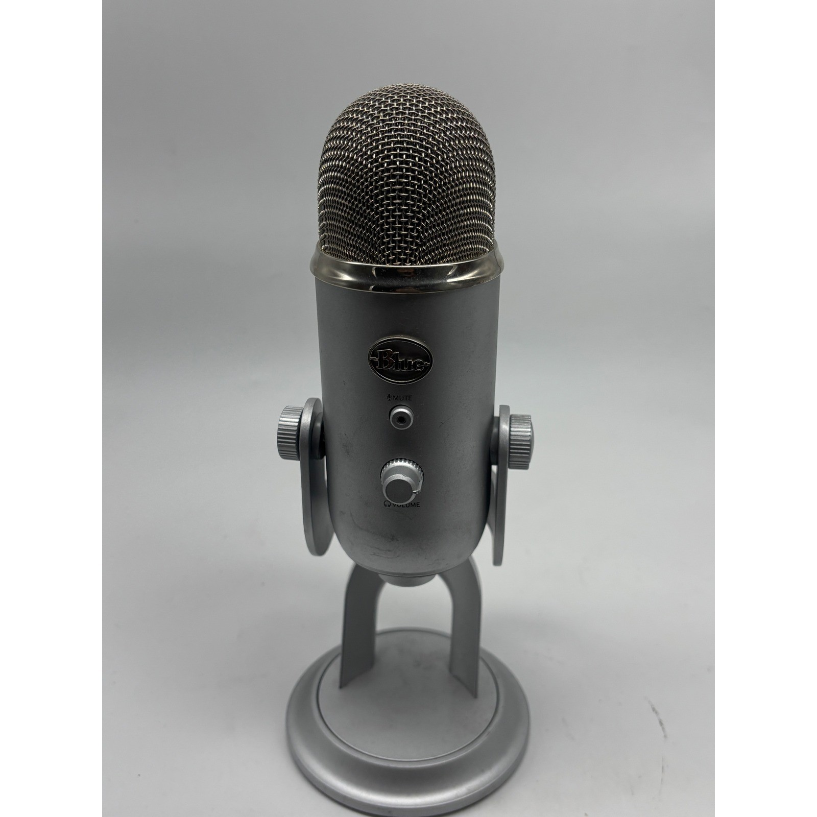 Blue Yeti USB Condenser Microphone Silver A00132 Multi-Pattern Desktop Mic