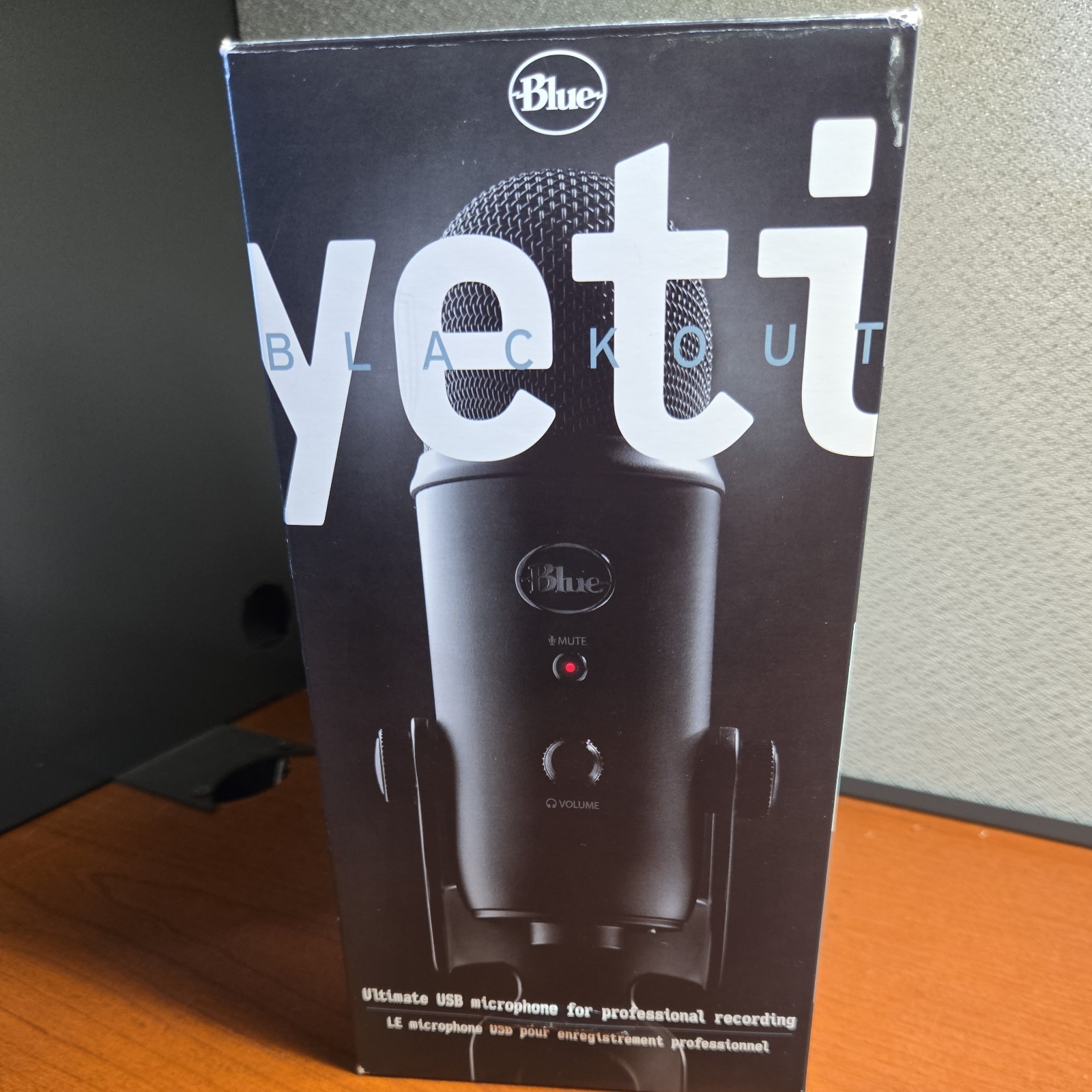 Blue Yeti Professional Multi-Pattern USB Condenser Microphone – Blackout A9