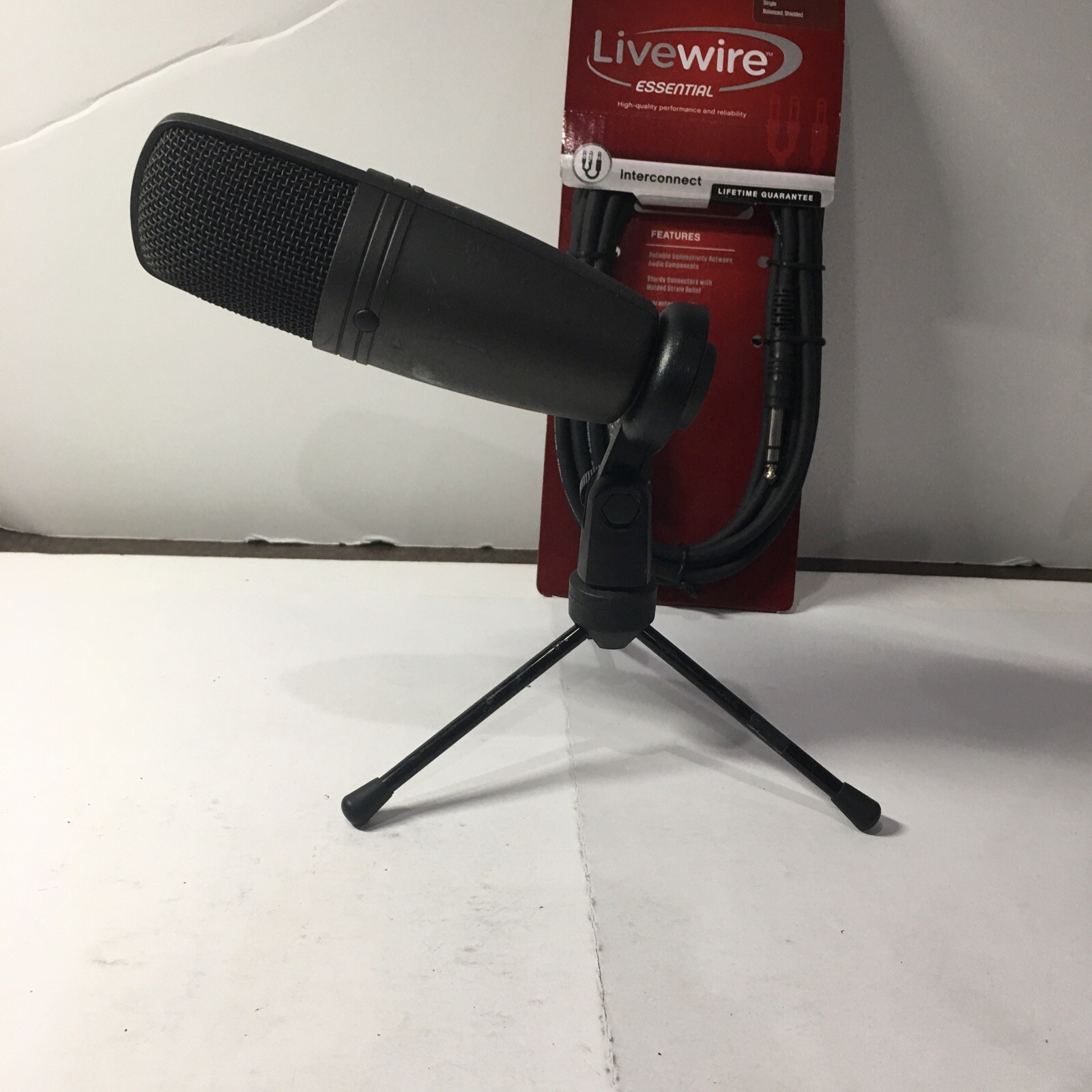 TASCAM TM-78 With Stand & 10 FT Livewire Cable.
