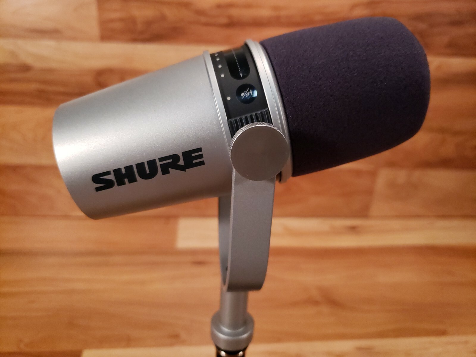 Shure MV7-S Microphone for Podcasting, Streaming & Gaming Silver Free Shipping!