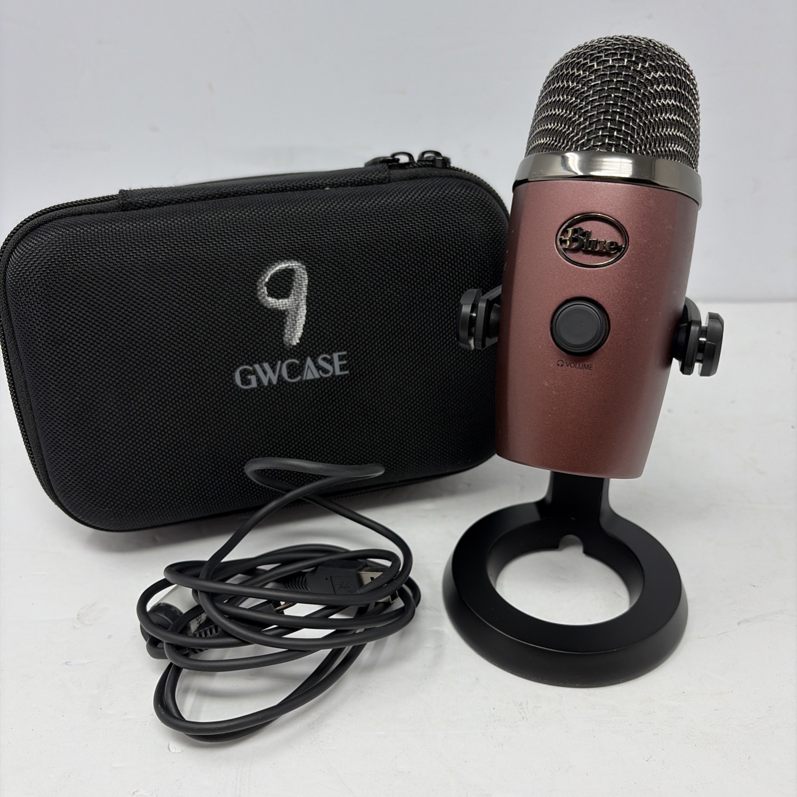Pink Yeti Professional ICES-3(B)/NMB-3(B), M/N: A00098 Stand & Case – Microphone