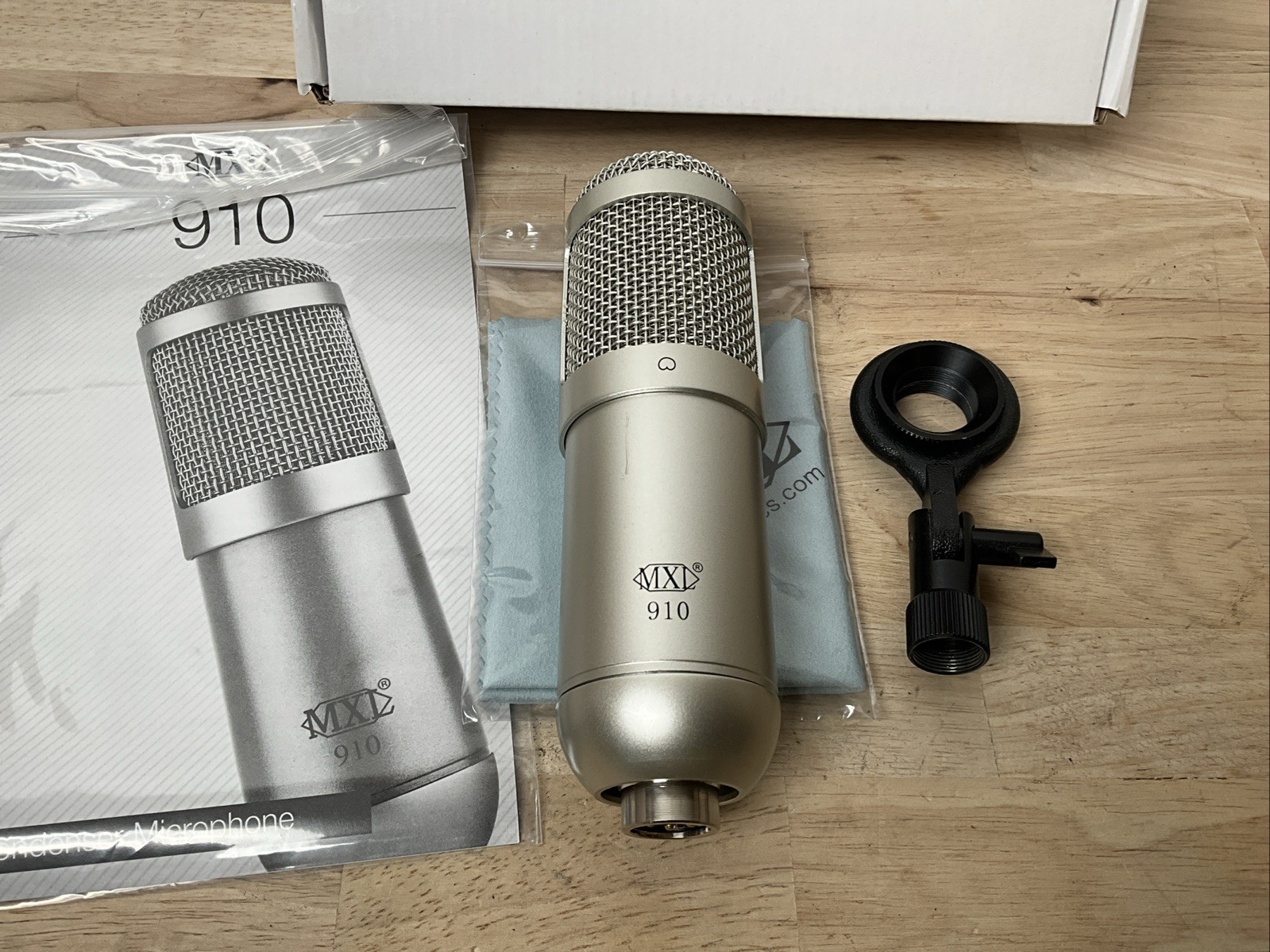 MXL Mics MXL 910 Voice/Instrument Condenser Microphone