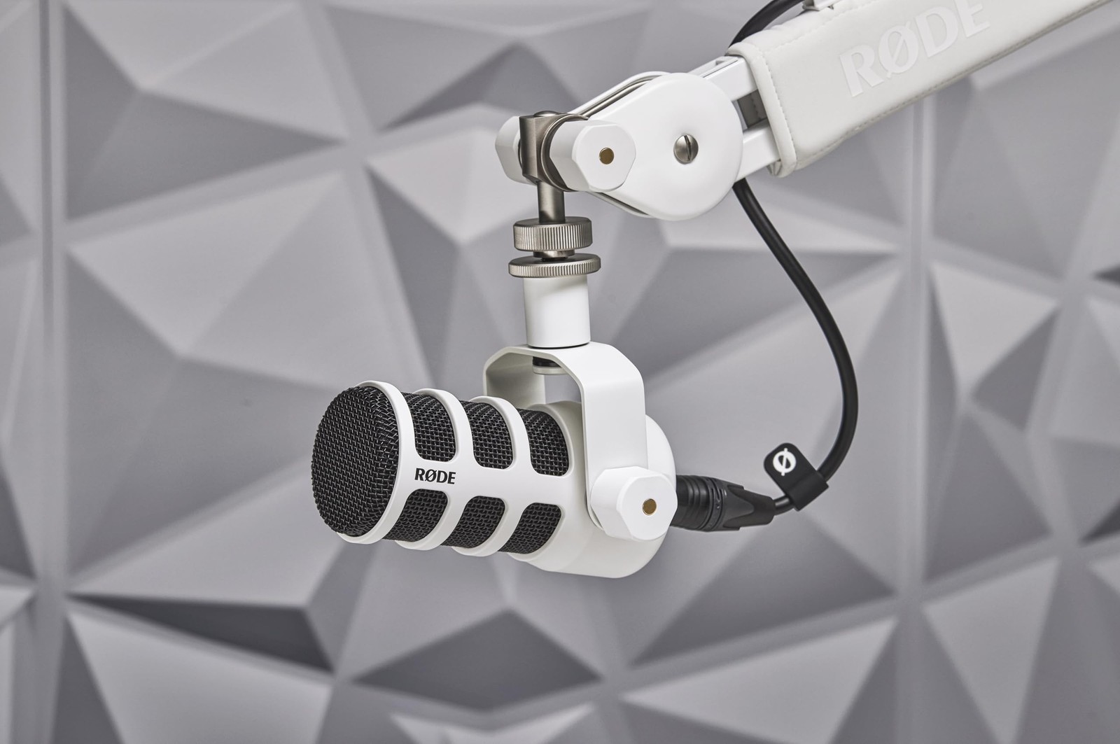 RDE PodMic White Dynamic Microphone with Integrated Shock Mount and Pop Filter