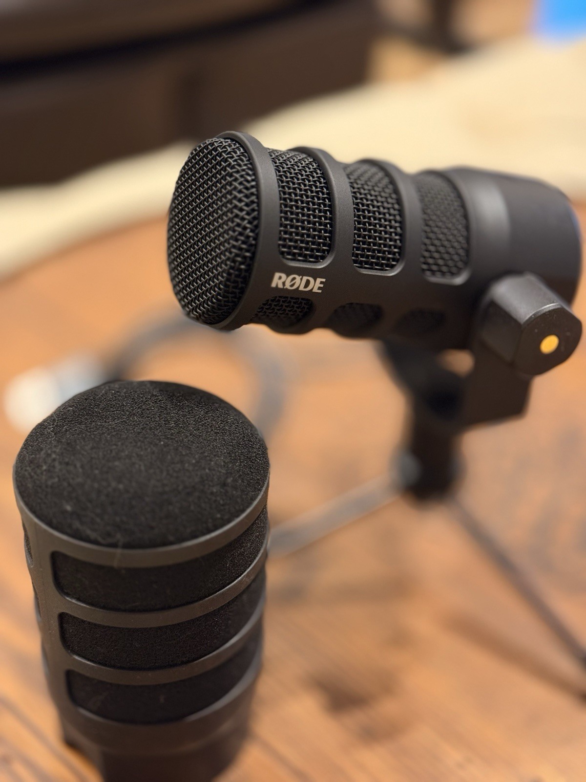 RODE – PodMic USB with stand – Versatile Dynamic Broadcast Microphone USB & XLR