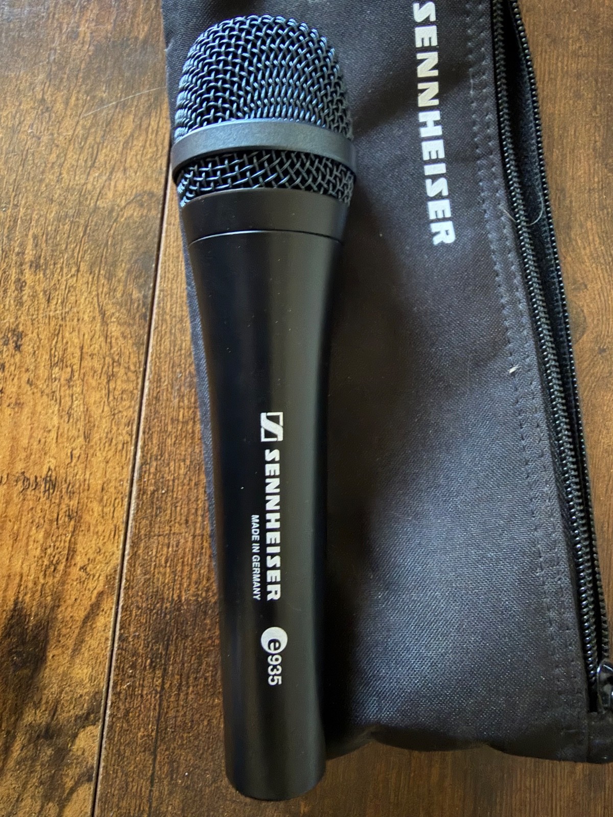 Sennheiser e 935 Wired Supercardioid Dynamic Microphone with bag and mount