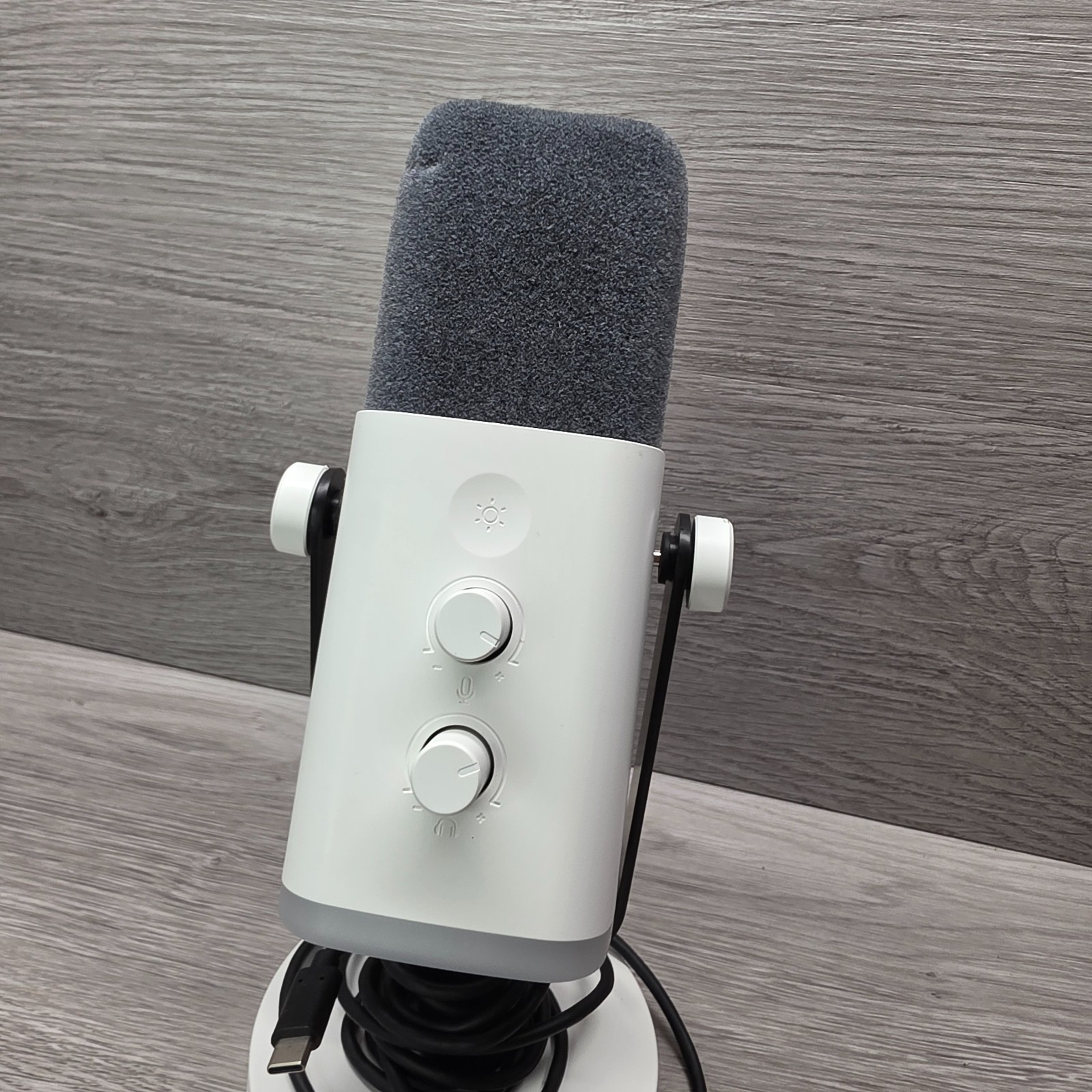 Fifine AmpliGame AM8 USB XLR Dynamic Microphone White RGB Gaming Podcast Mic