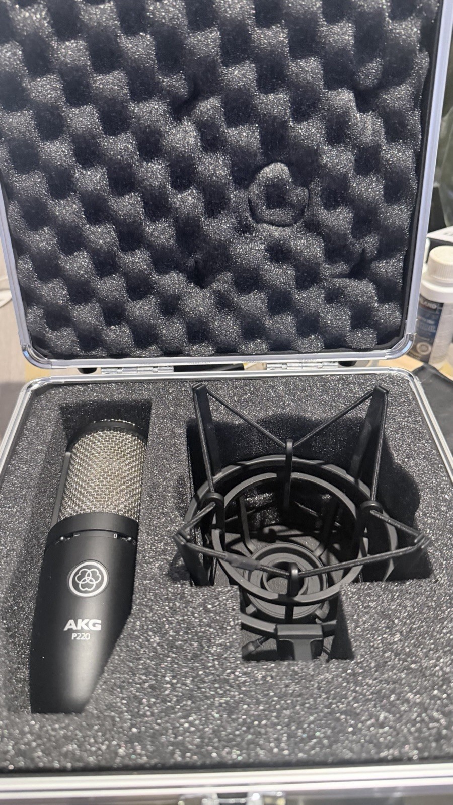 AKG P220 Large Diaphragm Cardioid Condenser Mic, Shock Mount, 155 dB