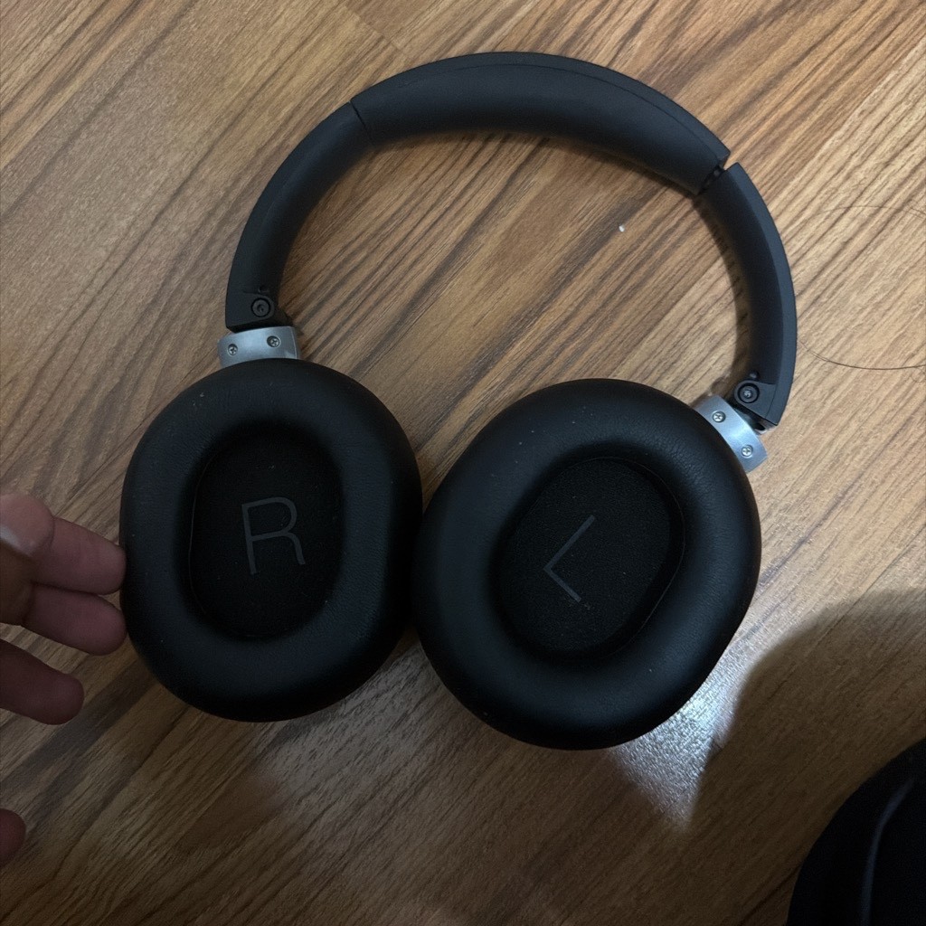 Selling a pair of black Shure AONIC 40 Wireless Noise Cancelling Headphones. Shu