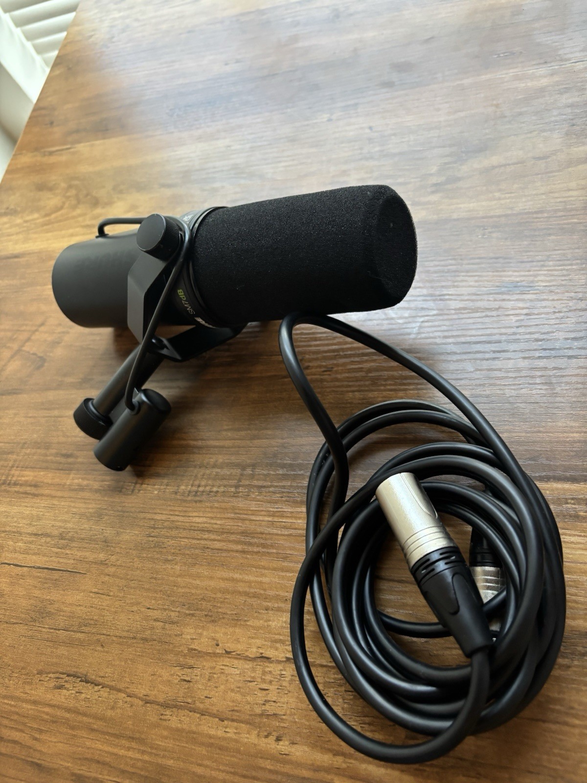 Shure SM7dB Dynamic Cardioid Broadcast Mic w/ Integrated Preamp, XLR Cable