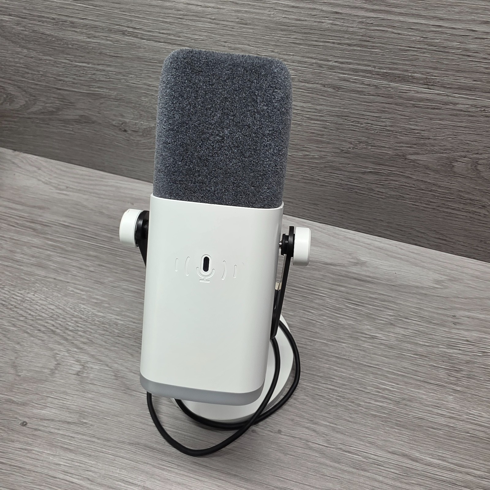Fifine AmpliGame AM8 USB XLR Dynamic Microphone White RGB Gaming Podcast Mic