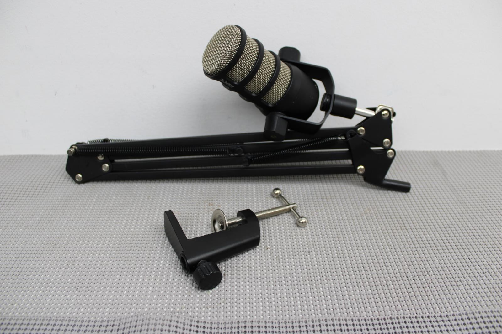 Rode PodMic Dynamic Microphone with Neewer Adjustable Boom Arm For Desk