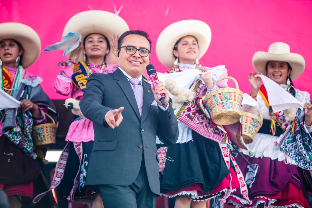 Presentador del Concurso FLOR DEL CHOT en Cajamarca